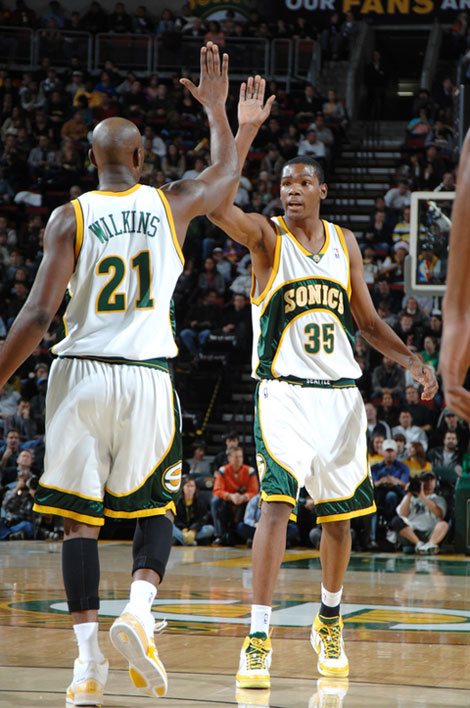 边后卫内收 边后卫内收